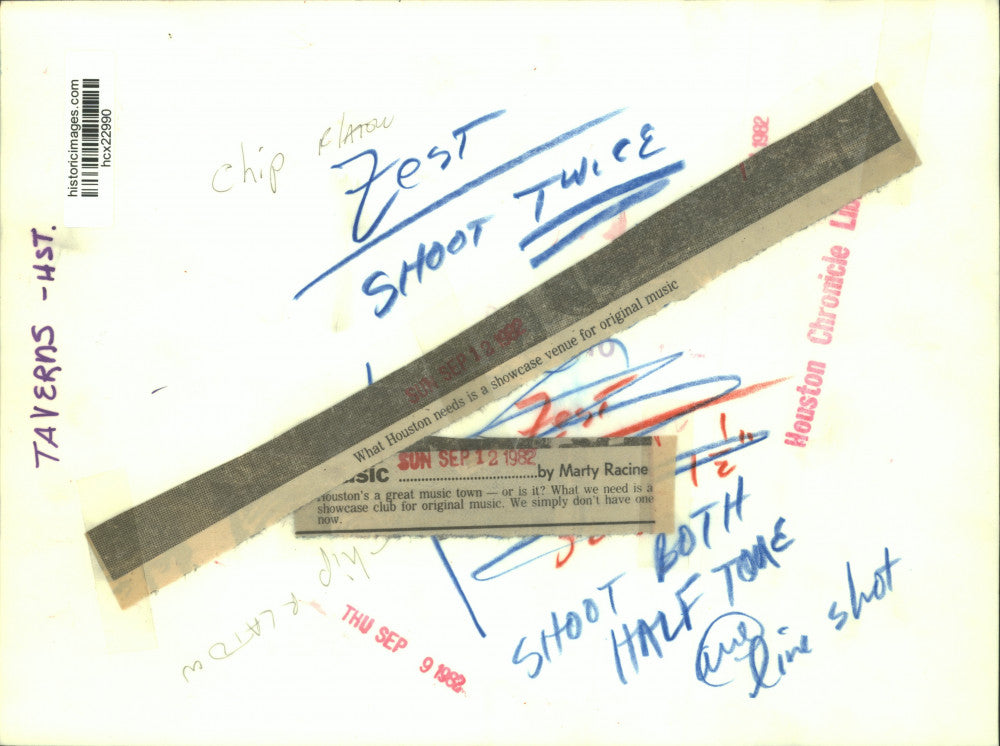1982 Press Photo Customers Listening to Musician Perform in Tavern, Houston, TX