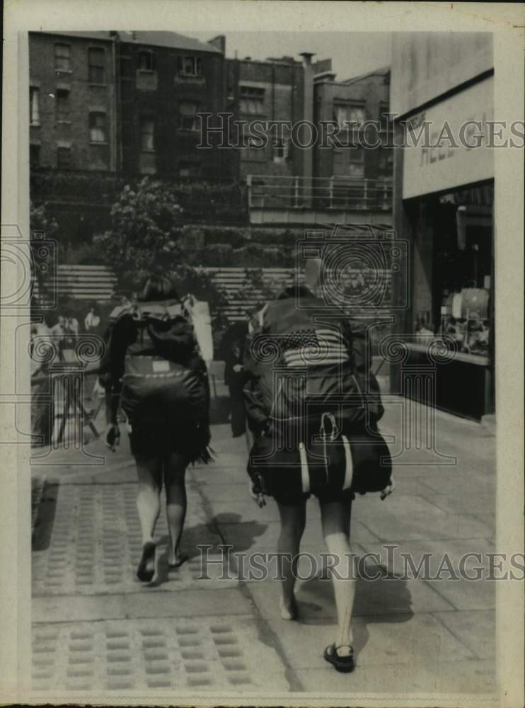 1970 Press Photo Two young American backpackers travel with little, in London- Historic Images