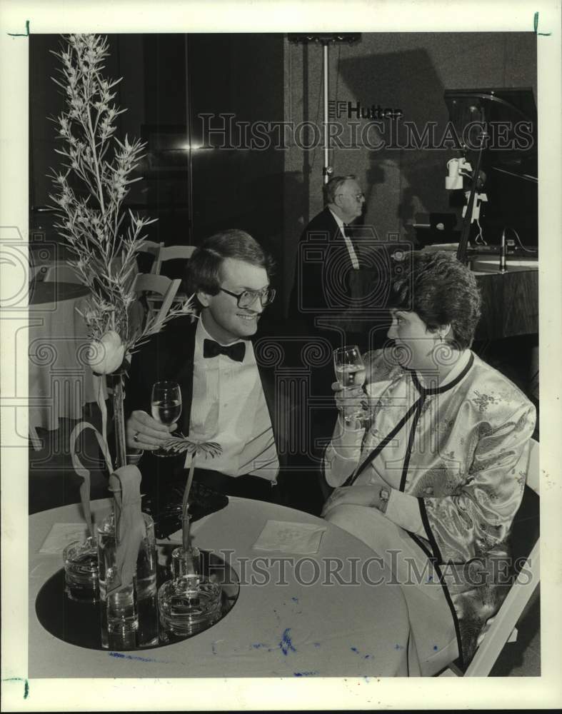 1986 Press Photo Chris & Laura Parsons make toasts - VLAA - Texas - hcx23418