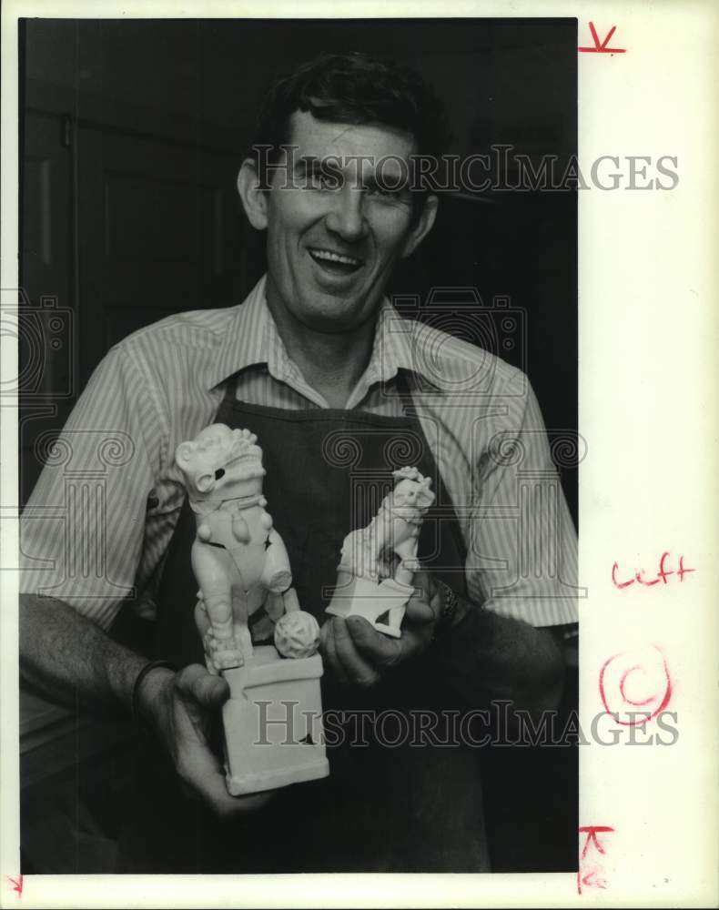 1988 Press Photo Archaeologist Donald Hamilton with artifacts from Port Royal.