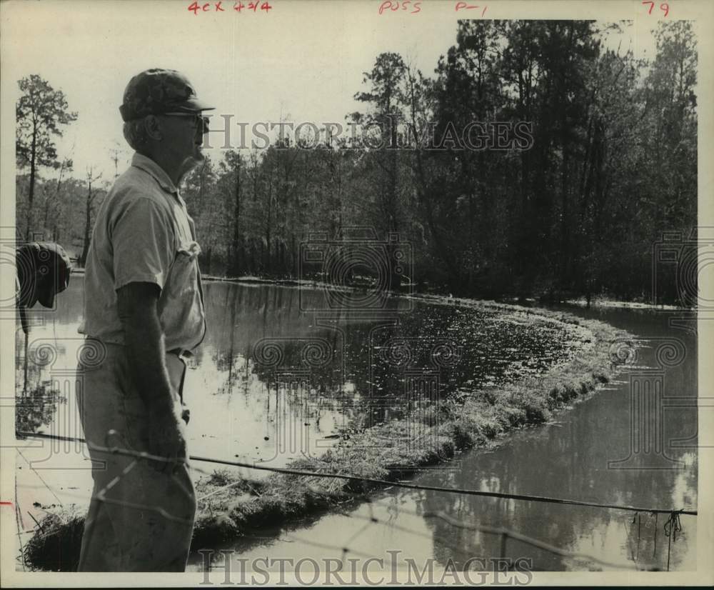 1970 Press Photo Camp Operator Albert Muckleroy Looks at Polluted Turtle Bayou- Historic Images
