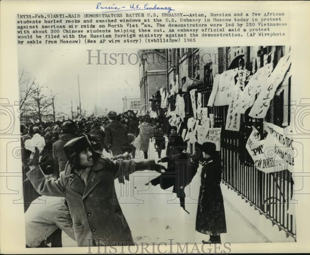 1965 Press Photo Anti-raid demonstrators batter U.S. Embassy with rocks-Moscow- Historic Images