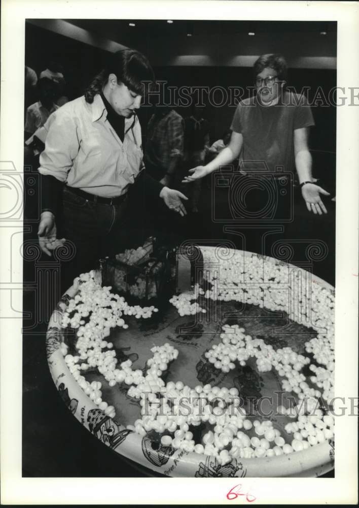 1987 Press Photo Janette Larson, John Shupe View Pollutant Collector, Houston