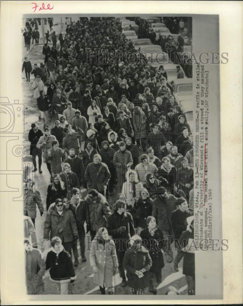 1969 Press Photo Students at University of Wisconsin march through campus