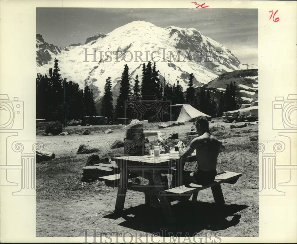 1965 Press Photo Couple at picnic table - Mt. Ranier in background - Washington- Historic Images