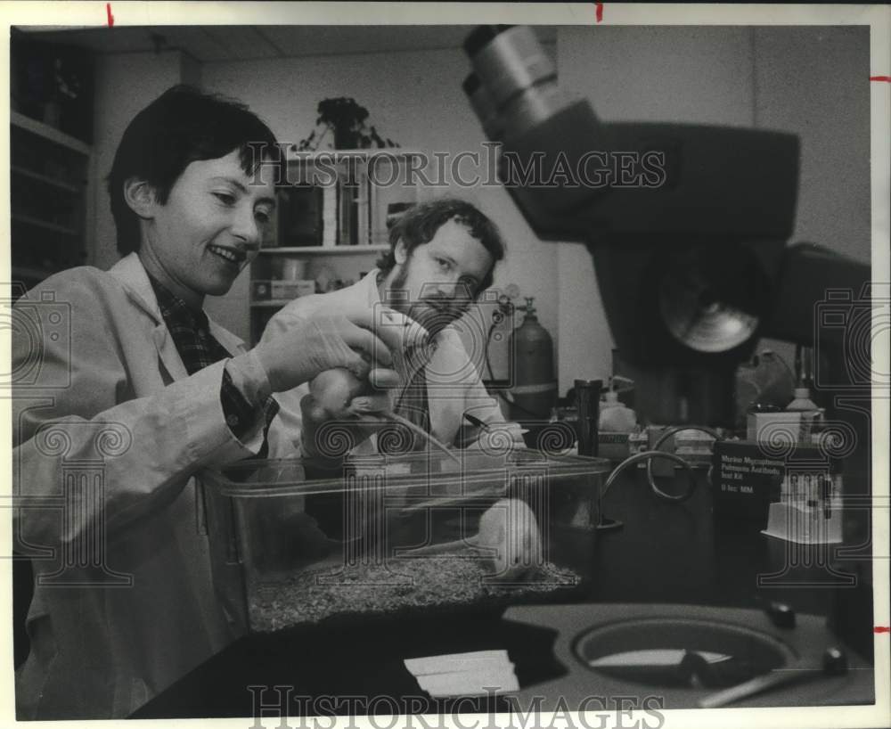 1982 Press Photo Dr. Debra Russell and Dr. David Moore at University of Texas