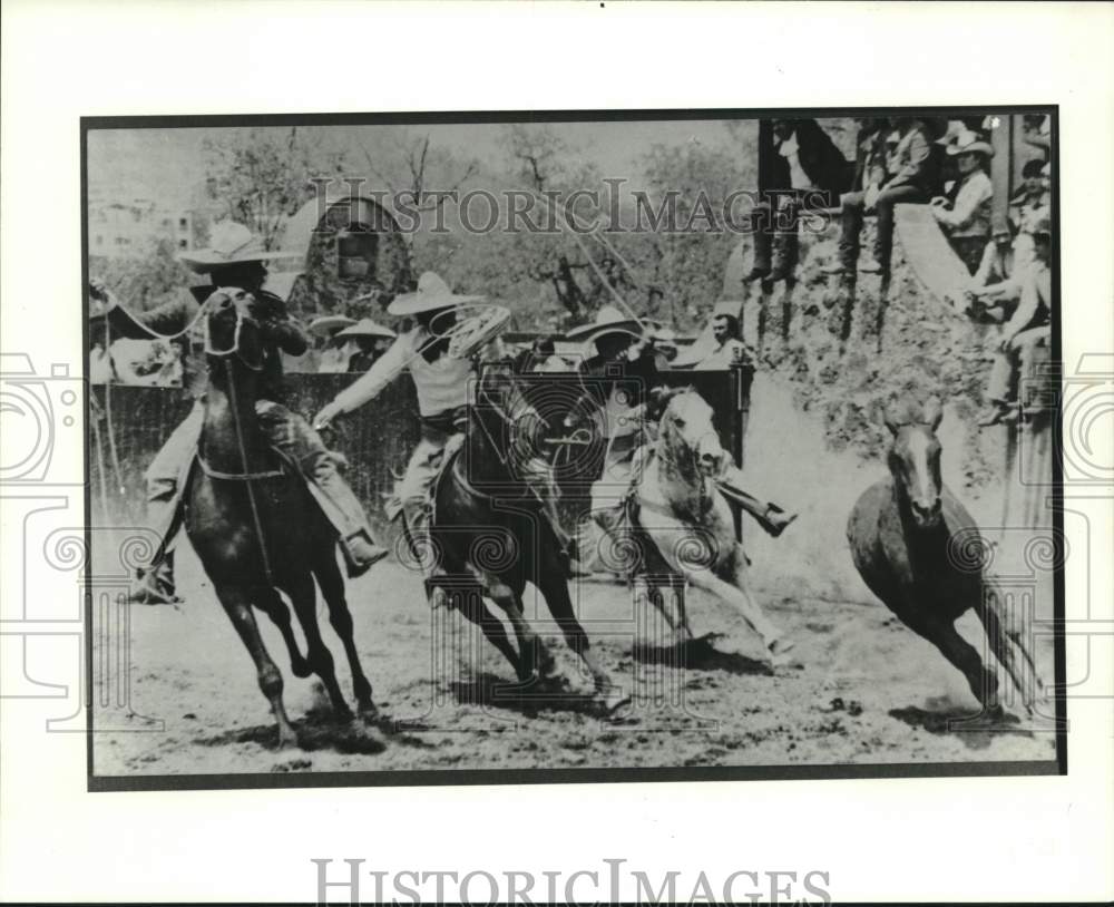 1988 Press Photo Mexican &#39;vaqueros&#39; display skills in the rodeo ring - hcx25616- Historic Images