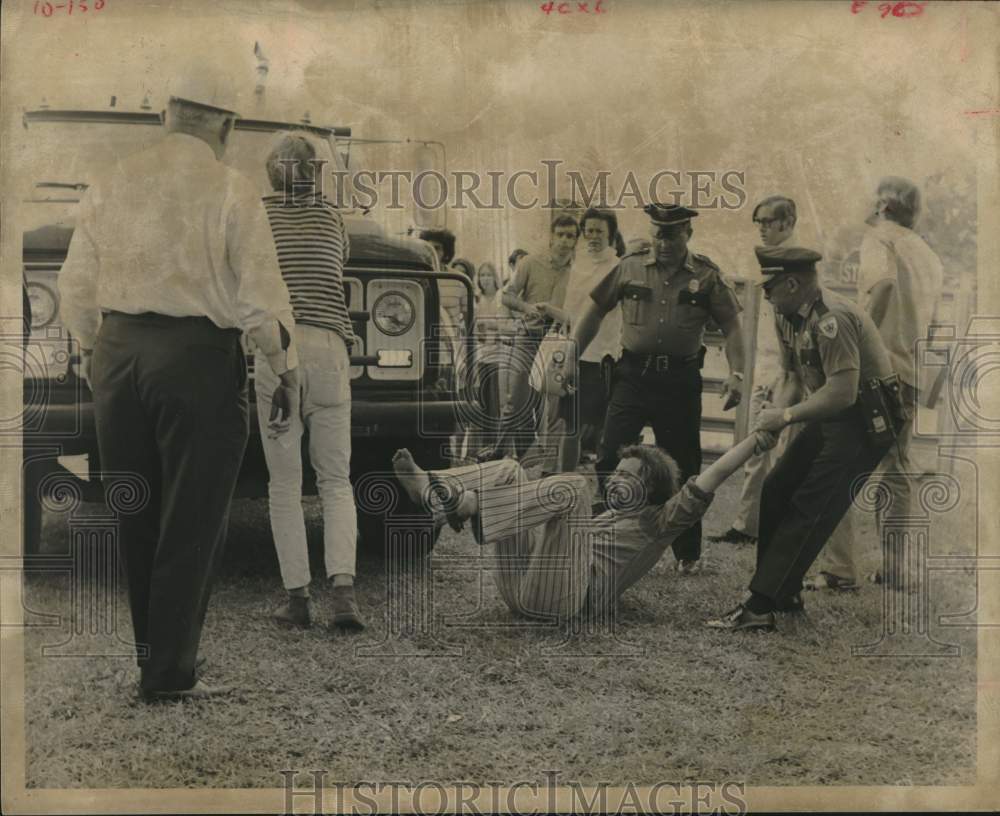 1970 Press Photo University of Houston students protest tree-clearing on campus- Historic Images