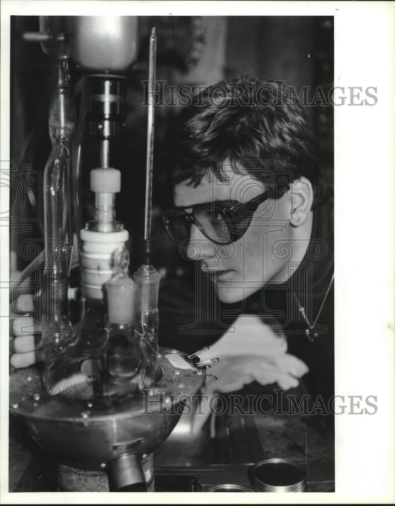 1991 Press Photo Klein Senior Wade Butin Works on Concocting Varnish- Historic Images