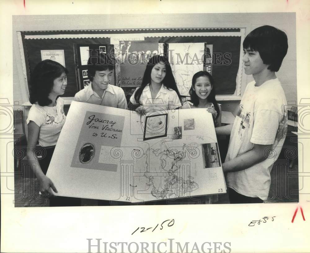 1981 Press Photo Houston students with &quot;Journey from Vietnam to U.S.&quot; project- Historic Images