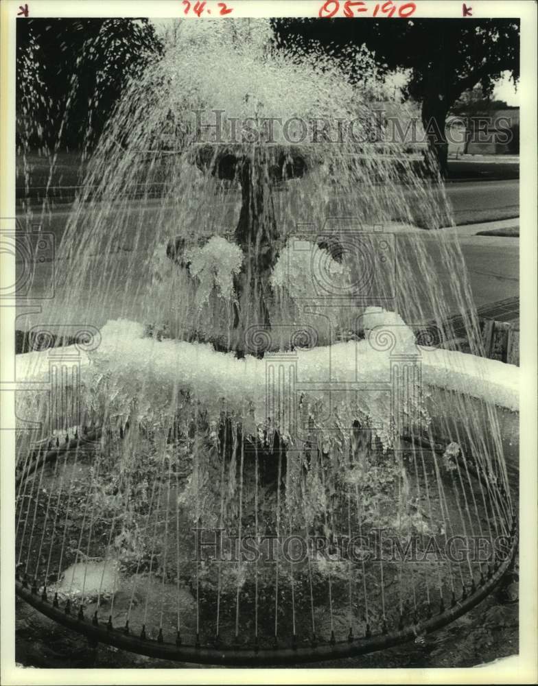 1978 Press Photo Frozen fountain at Houston service station on Montrose