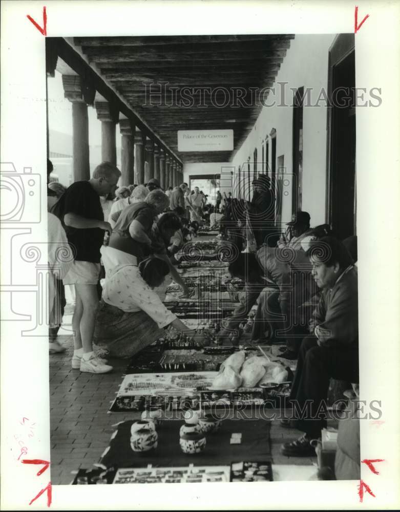 1991 Press Photo Pueblo Indians sell crafts on blankets outside in Santa Fe- Historic Images