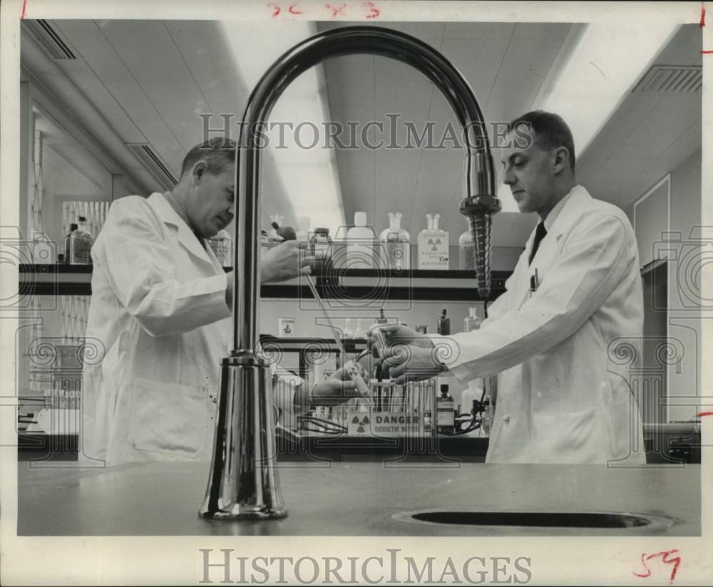 1961 Press Photo Medical researchers study tranquilizer affects in Houston