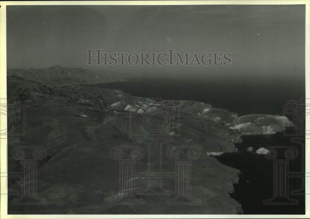 1990 Press Photo Aerial view of eastern section of Santa Cruz Island, California