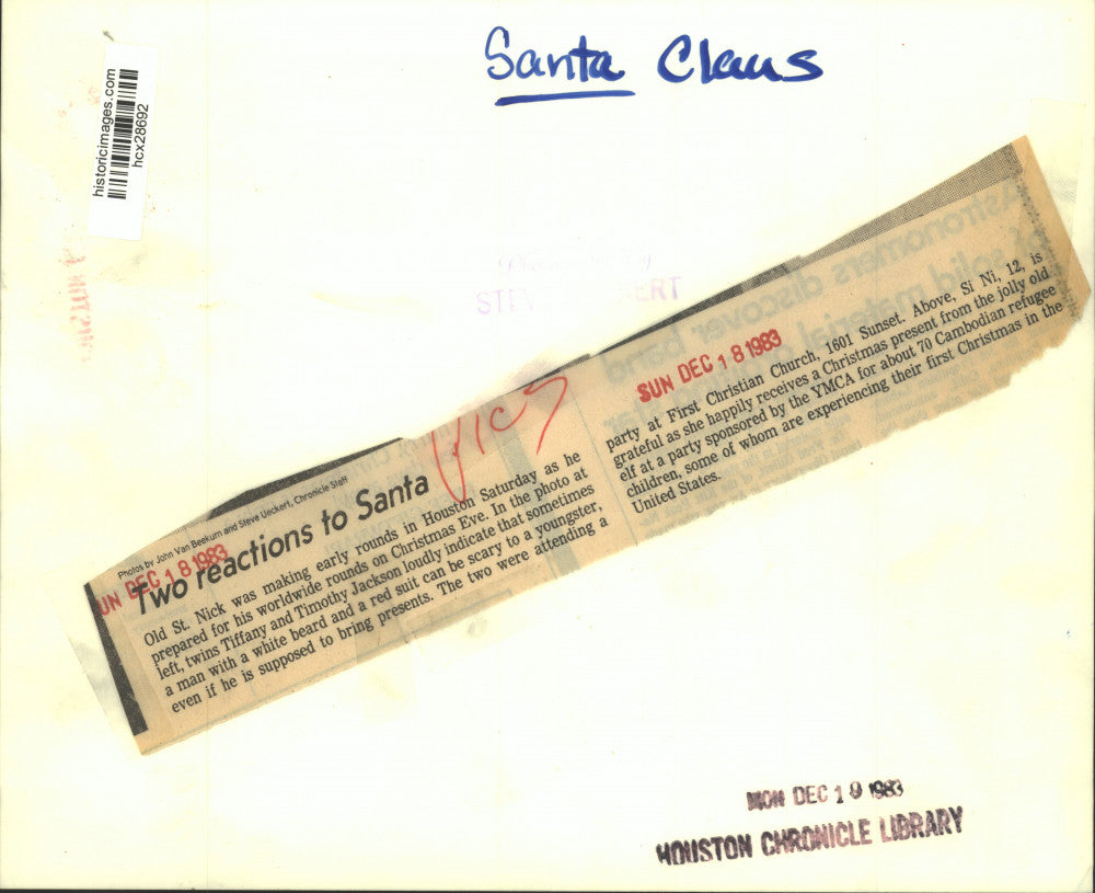 1983 Press Photo Si Ni receives a Christmas gift from Santa Claus in Houston