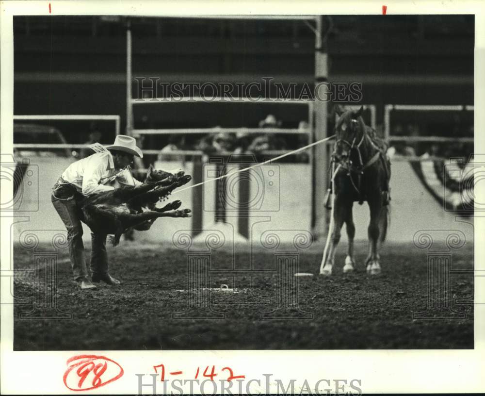 1984 Press Photo Man demonstrates calf-roping at Houston Livestock Show- Historic Images