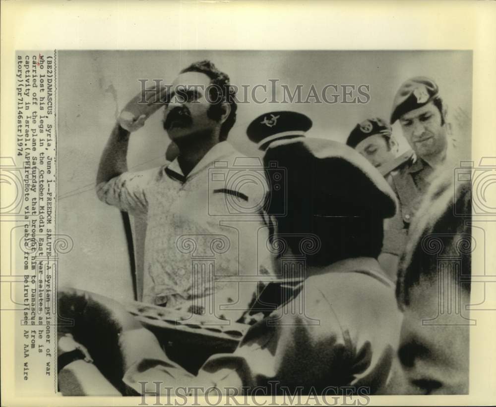 1974 Press Photo Crippled Syrian prisoner salutes upon arrival in Damascus
