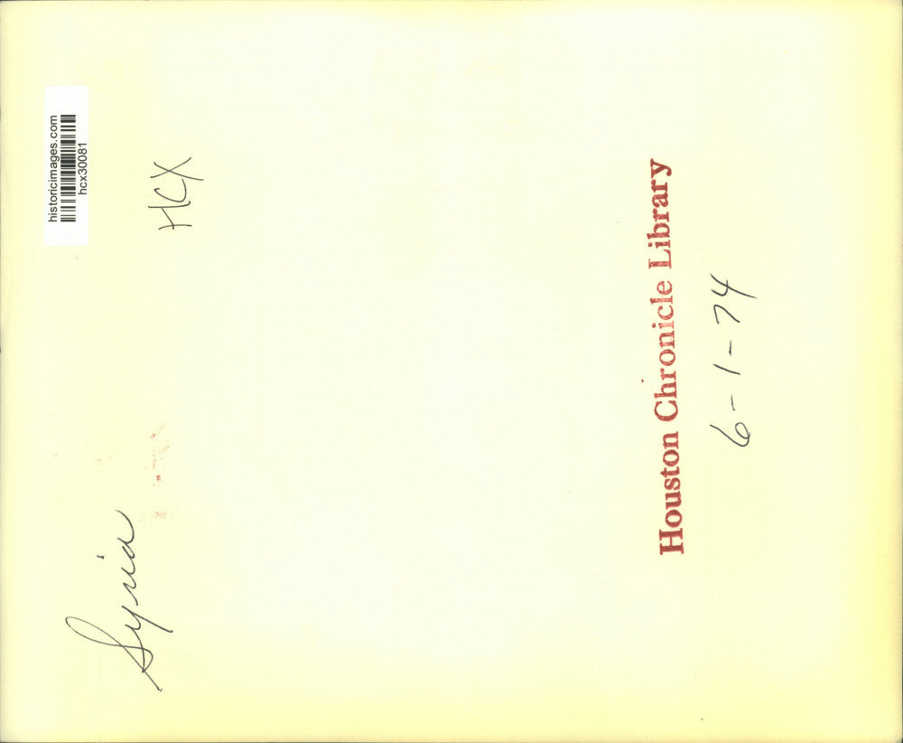 1974 Press Photo Crippled Syrian prisoner salutes upon arrival in Damascus