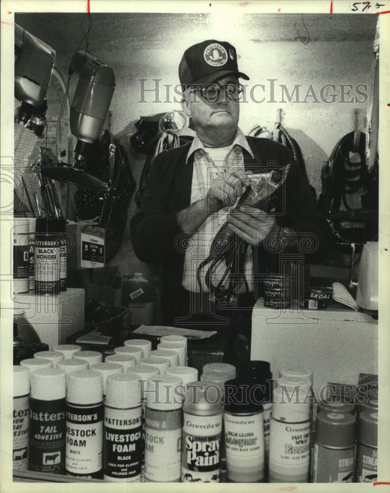 1984 Press Photo John Patterson Checks Shears at Houston Livestock Show & Rodeo
