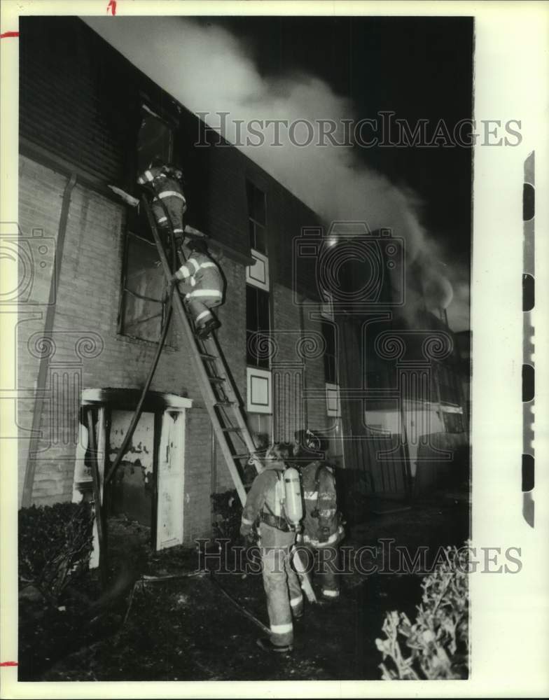 1987 Press Photo Firemen enter second floor apartment at fire in Houston- Historic Images