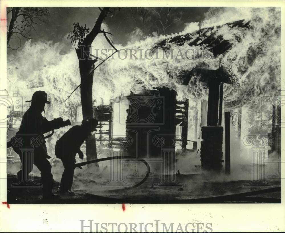 1984 Press Photo Houston firefighters battle destructive blaze - Genessee & Gray