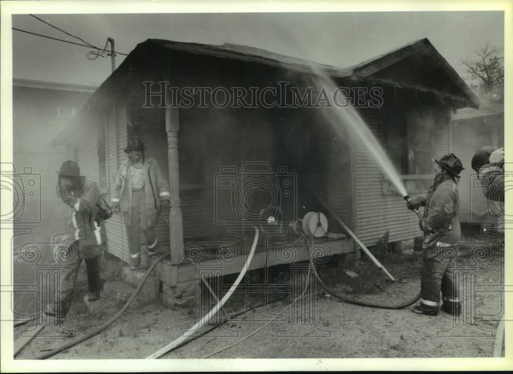 1986 Press Photo Firefighters on scene of Berry Court house fire in Houston