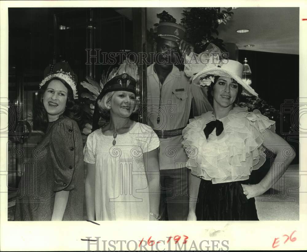 1983 Press Photo Four Seasons' Doorman Greets Houston Ballet Guild volunteers- Historic Images