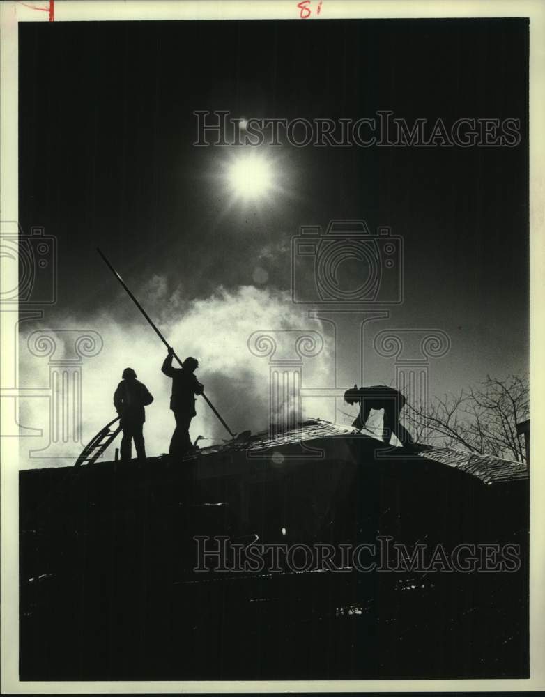 1979 Press Photo Firemen On Roof Putting Out Fire on Briley Street home, Houston