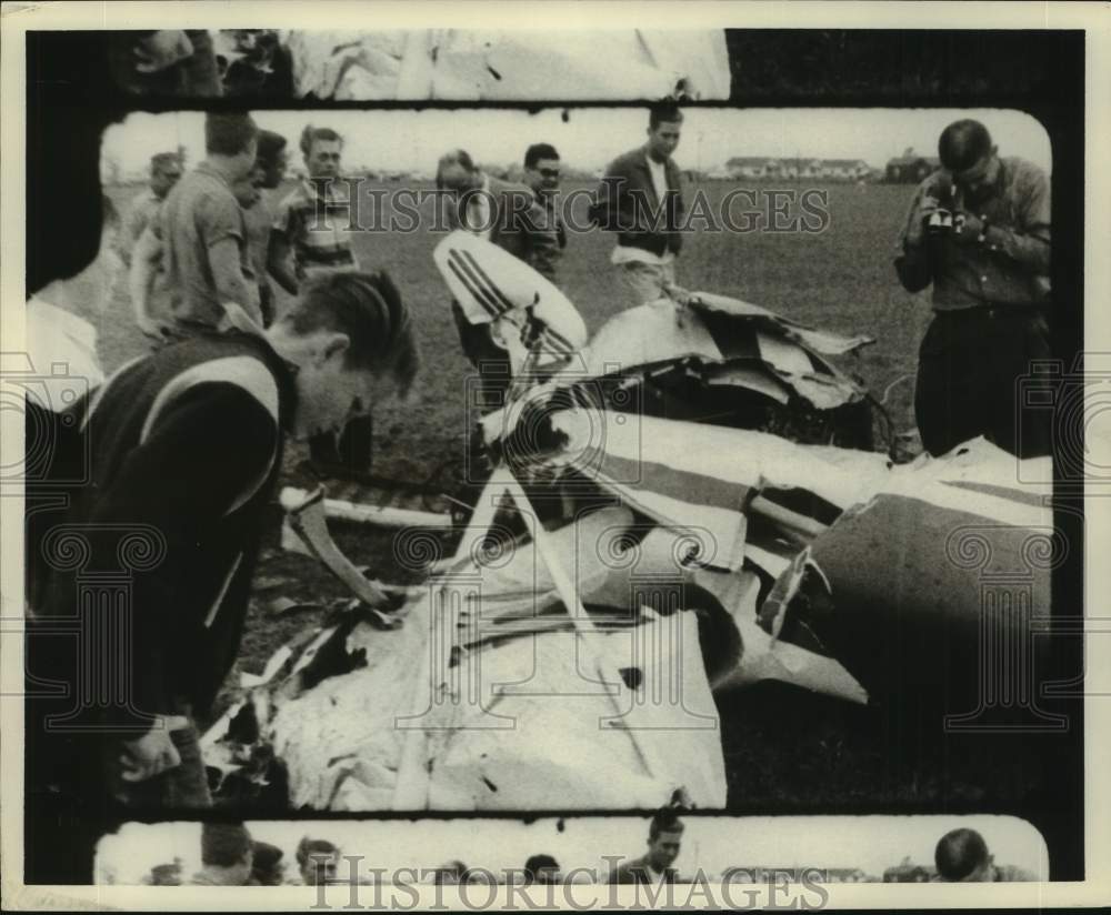 1958 Press Photo Scene of Crowds Gathering at Airplane Crash Site - hcx30927