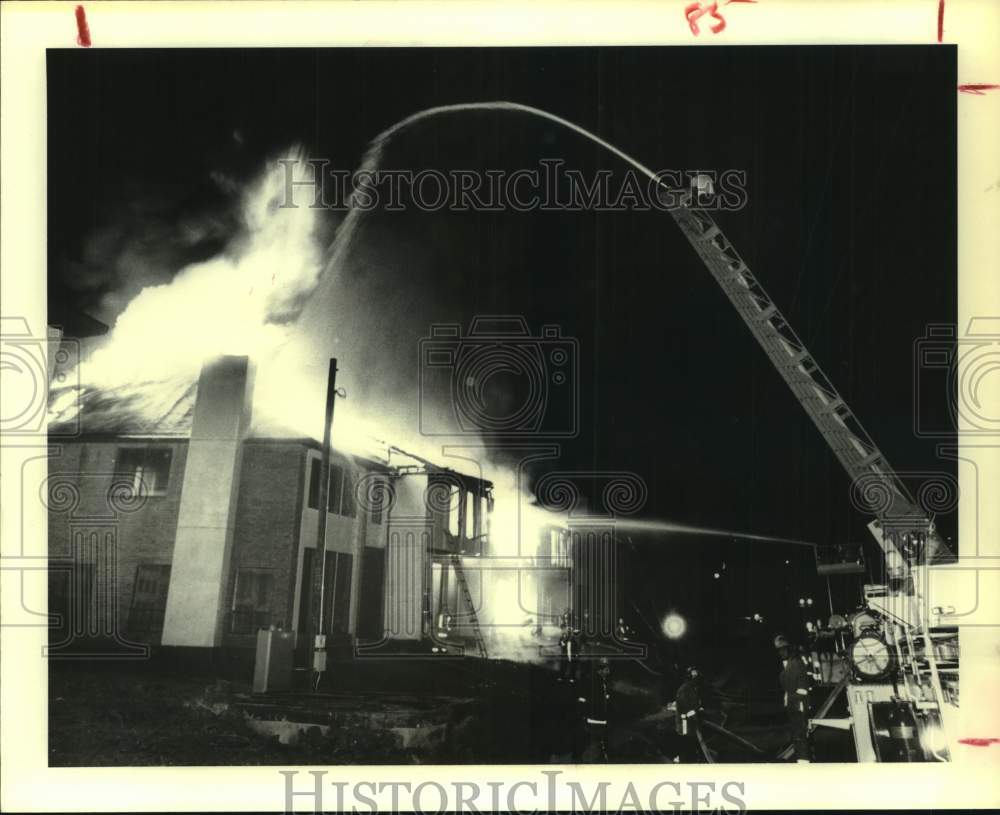 1979 Press Photo Firefighters Battle Apartment Fire at Dickson & Fowler, Houston- Historic Images