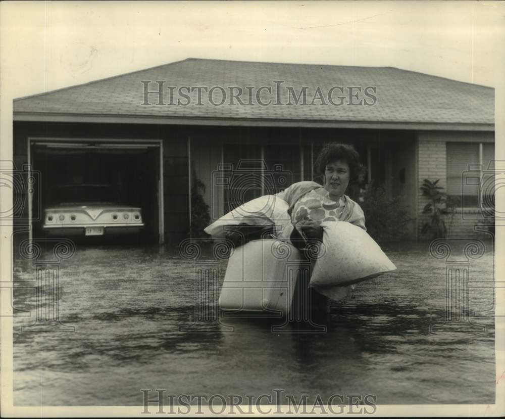 1961 Press Photo Mrs. M.F. Parmer carries belongings through flood, Houston