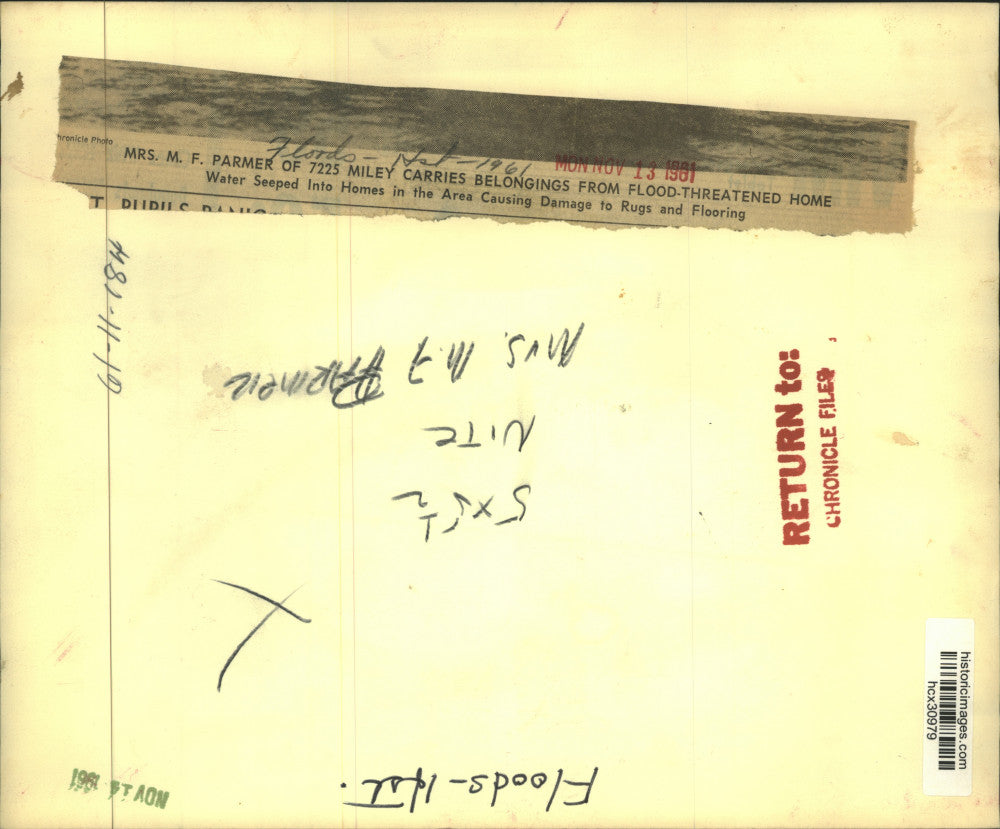 1961 Press Photo Mrs. M.F. Parmer carries belongings through flood, Houston