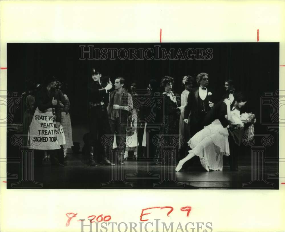 1985 Press Photo Cast On Stage of a Houston Ballet Company Production- Historic Images