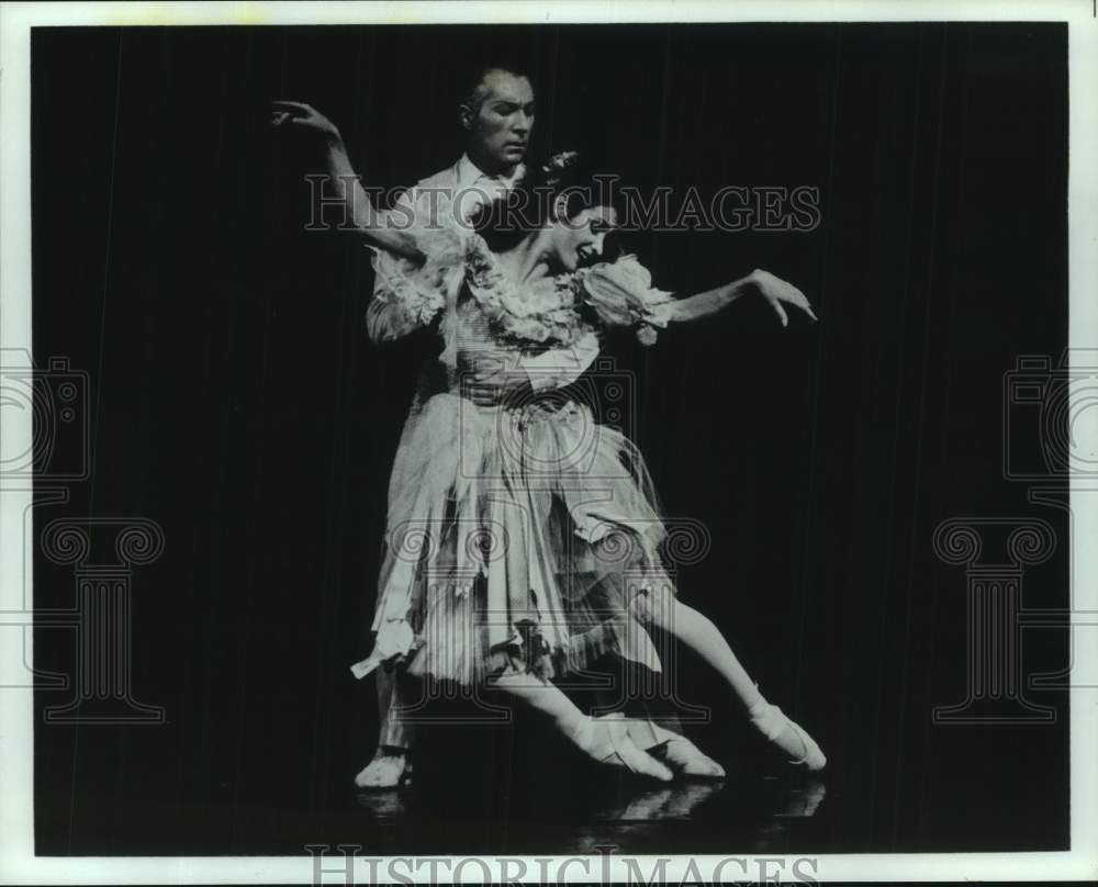 1986 Press Photo Houston Ballet Dancers Perform on Stage - hcx31346- Historic Images