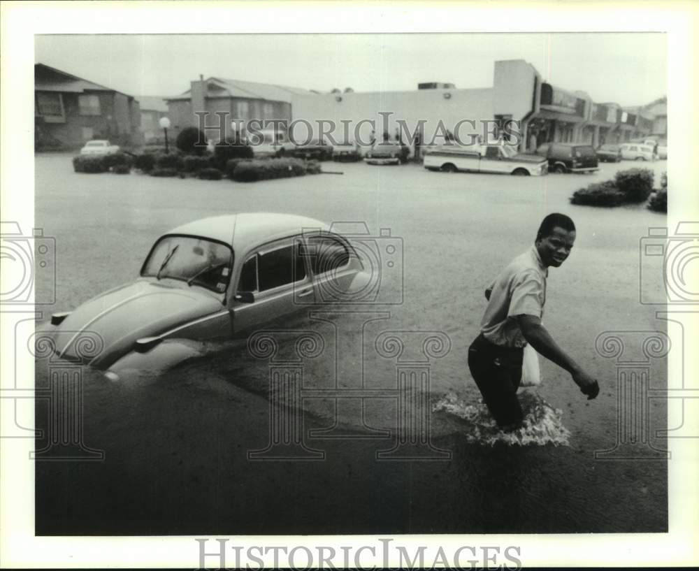 1989 Press Photo Man and Stranded Car on Flooded Edgebrook Road in Houston Area- Historic Images