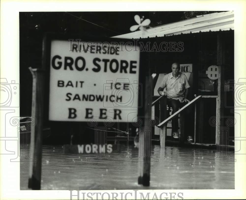 1989 Press Photo Mayor Charles Follis on porch of flooded Riverside Grocery - TX- Historic Images