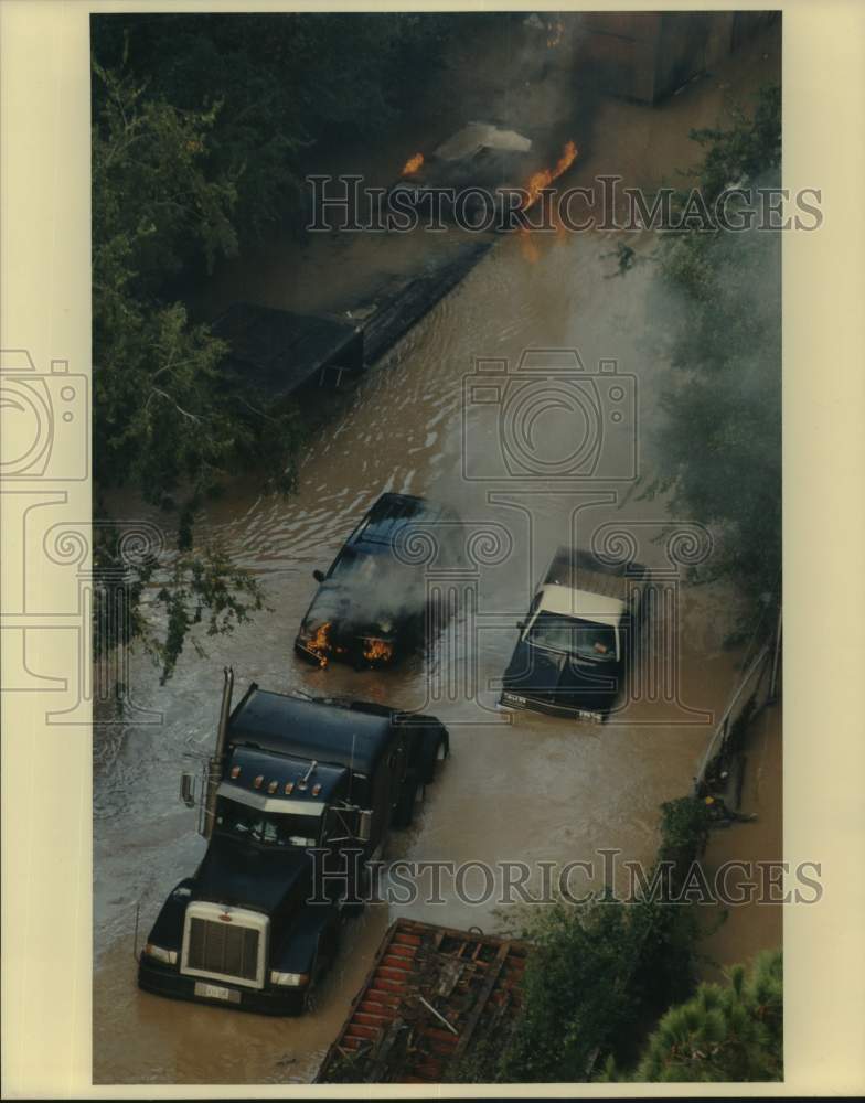 1994 Press Photo Aerial - car on fire - flooded road in Houston - hcx31525