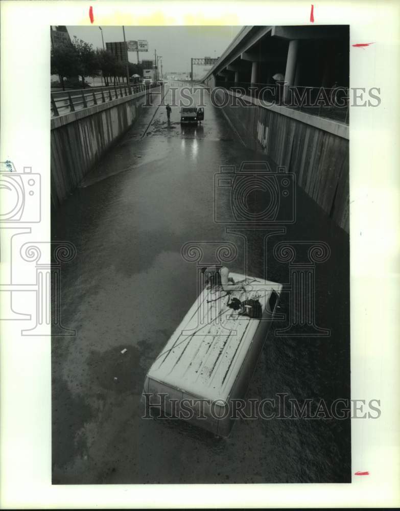 1991 Press Photo Truck pulled out of flood water in Houston - man sits atop- Historic Images