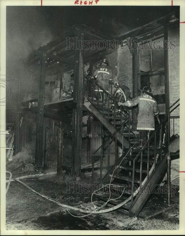 1976 Press Photo Firemen Enter the Burned Place One Apartments in Houston- Historic Images