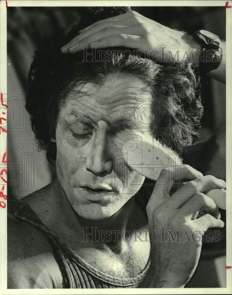1979 Press Photo Performer applying makeup for Houston Ballet performance- Historic Images