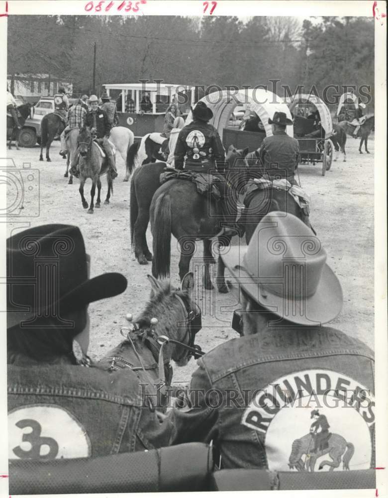 1977 Press Photo Looking at trail ride from back of wagon - Texas - hcx31812- Historic Images