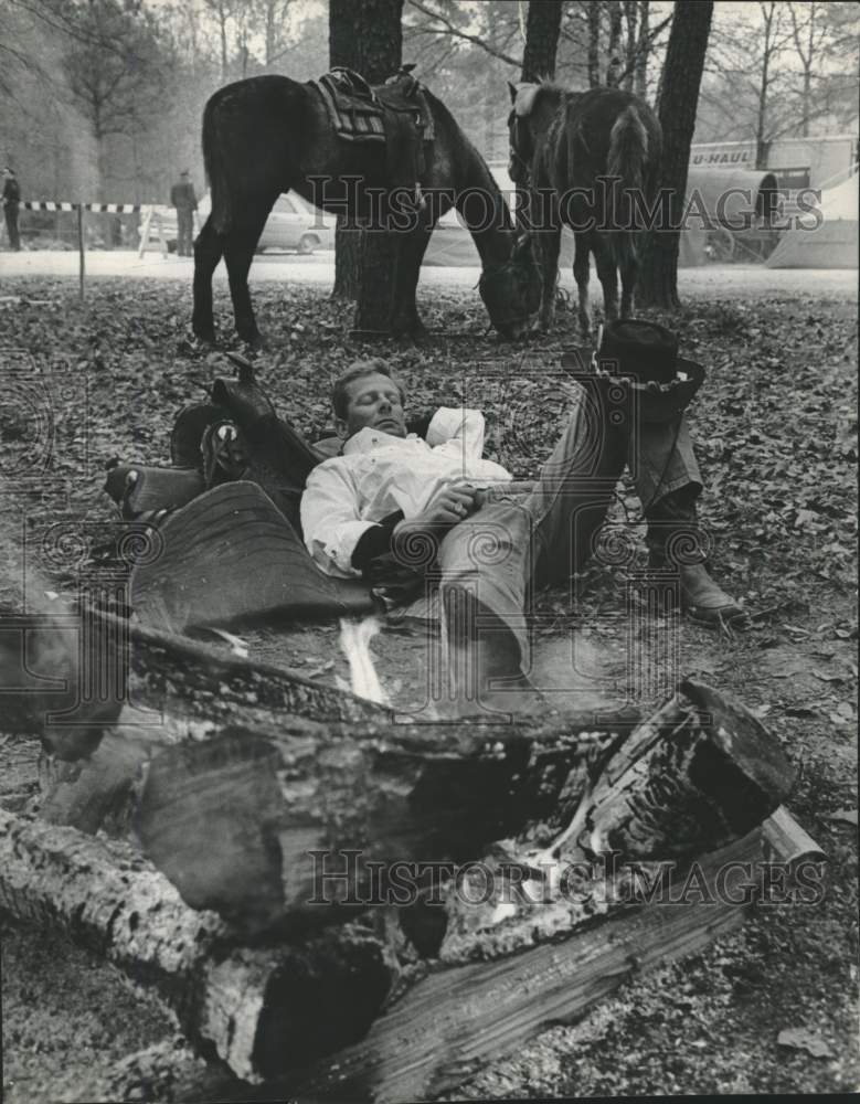 1970 Press Photo Trail Rider Bowman Legg rests as ride nears end in Houston- Historic Images