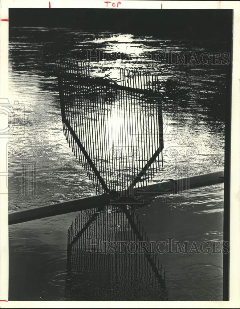 1979 Press Photo Pipeline barrier over Halls Bayou shimmers in sun - Houston- Historic Images