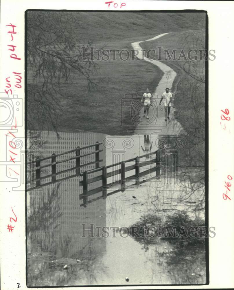 1979 Press Photo Joggers stop at flooded footbridge over Buffalo Bayou, Houston