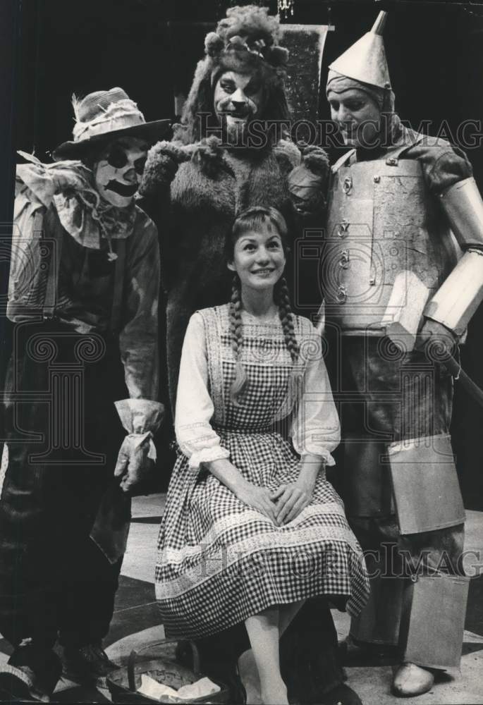1963 Press Photo Actors Take a Break of "Wizard of Oz" at Alley Theater, Houston