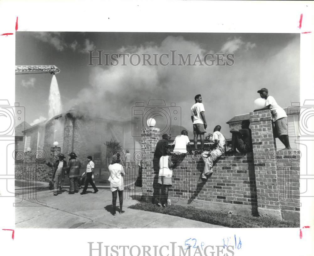 1992 Press Photo Neighborhood kids watch a fire at 6300 W. Bellfort, Houston