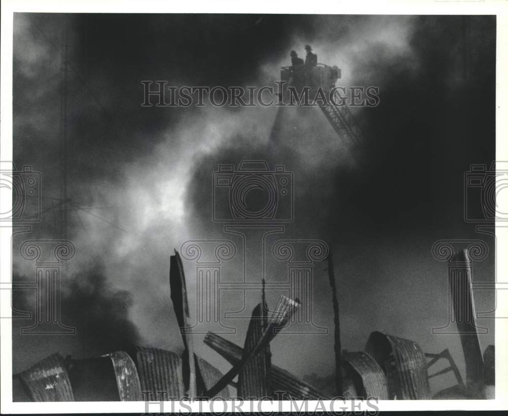 1992 Press Photo Firefighters dousing fire, West End Lumber Co-U.S. 290-Houston- Historic Images