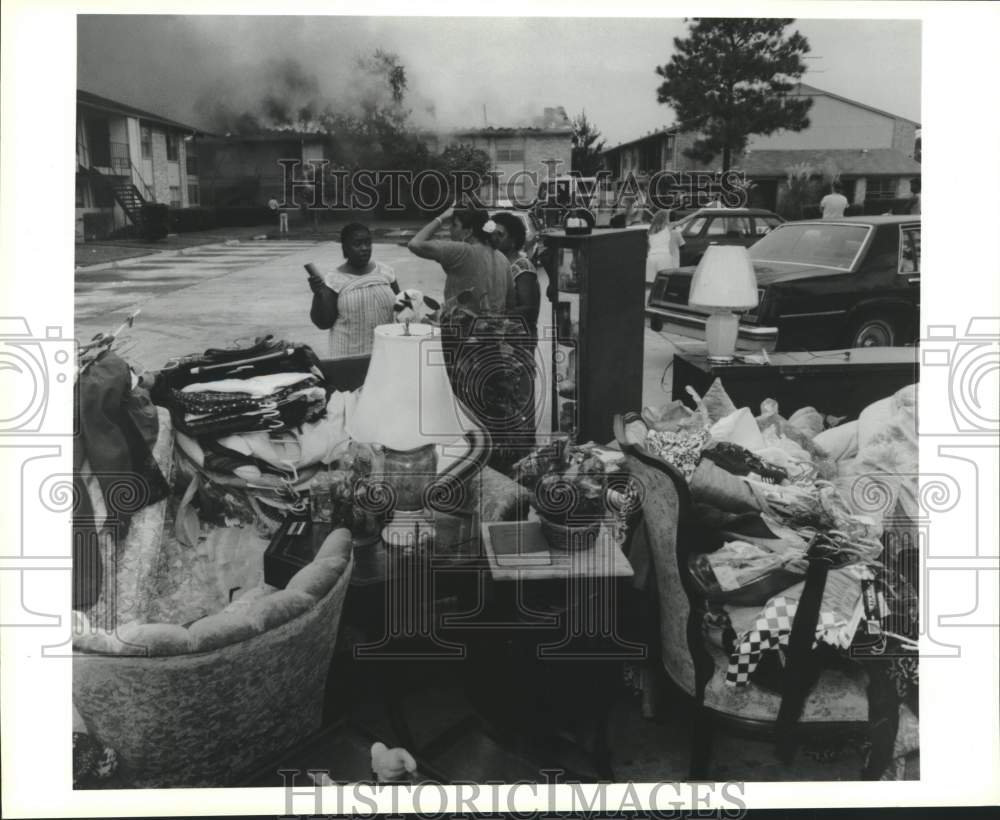 1989 Press Photo People, belongings displaced by fire at Amberton Apt-Houston