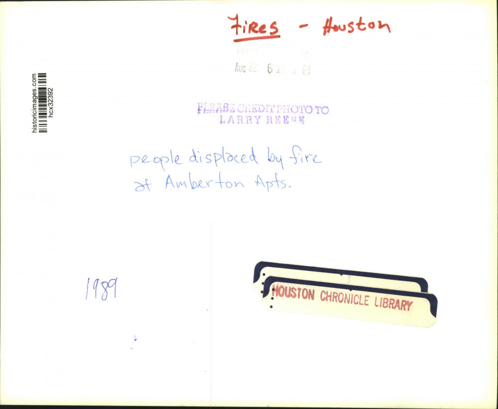 1989 Press Photo People, belongings displaced by fire at Amberton Apt-Houston