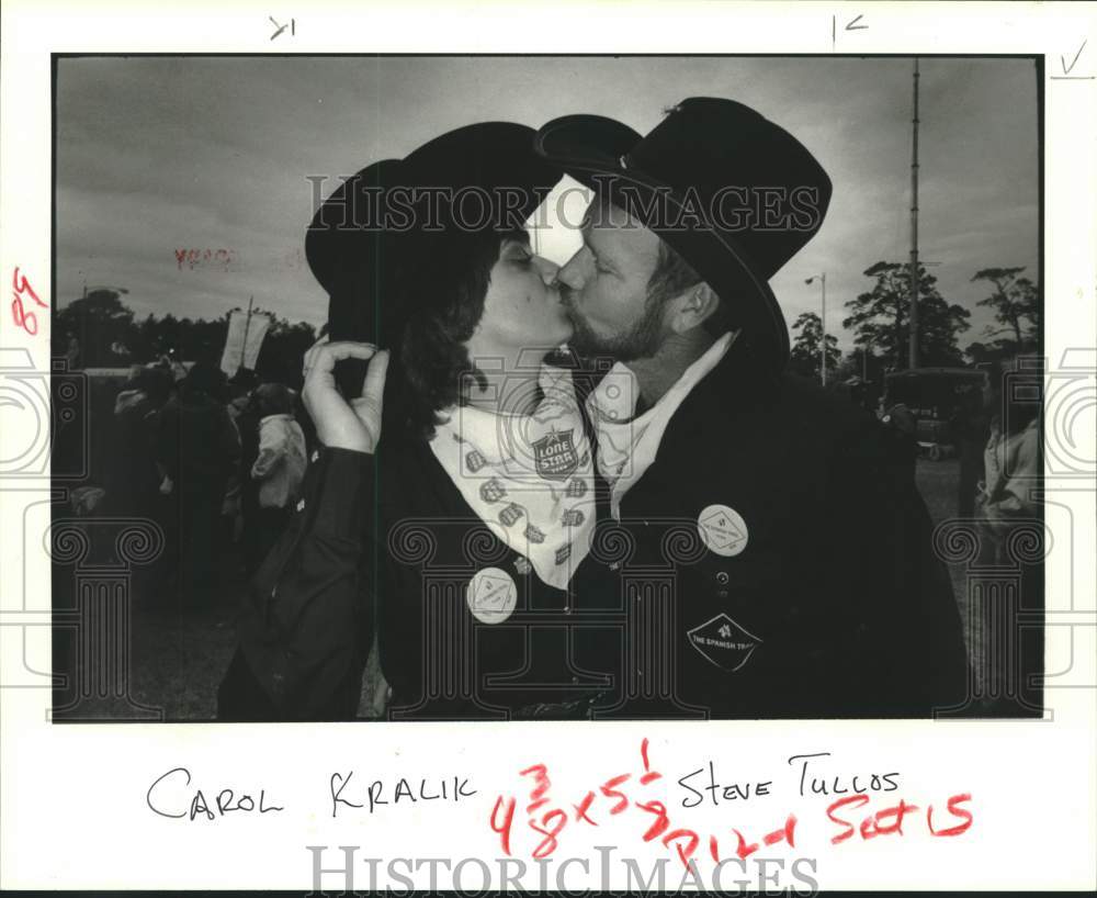 1984 Press Photo Trail Riders Carol Kralik & Steve Tullos kiss - Houston